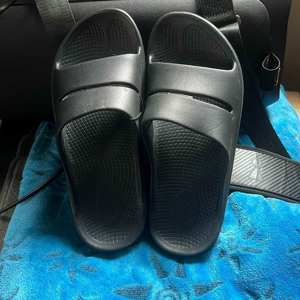 BLACK sliders.  OOFOS.  BRAND NEW